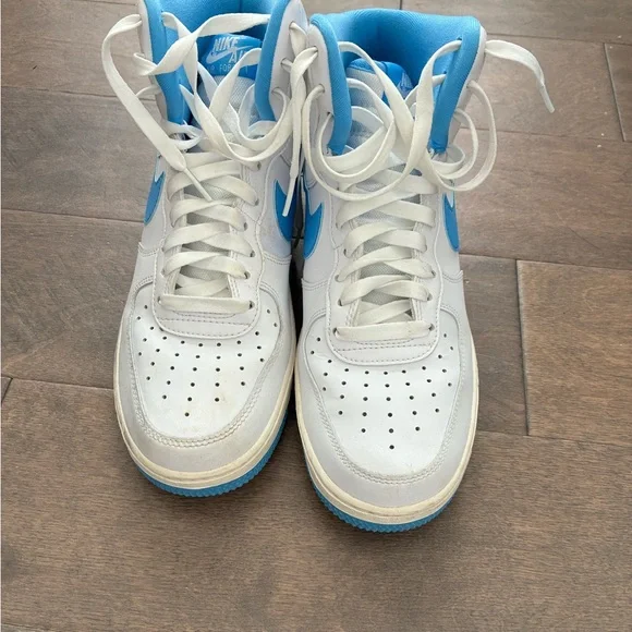 Nike Woman’s White and Blue Sneakers - Picture 2 of 5